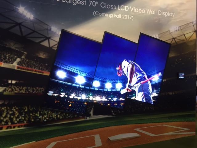 一面由3块70英寸液晶视频显示板组成的视频墙，显示体育场内的一名棒球运动员。