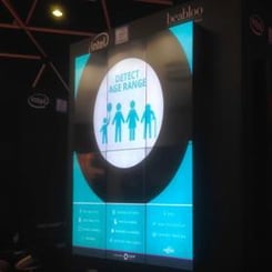 在2017年阿姆斯特丹ISE展会上，英特尔Beabloo展台广告在3乘4面板的视频墙上。