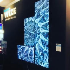 2017年阿姆斯特丹ISE展会上，Wise-AV安装解决方案的展位上有视频墙的广告。