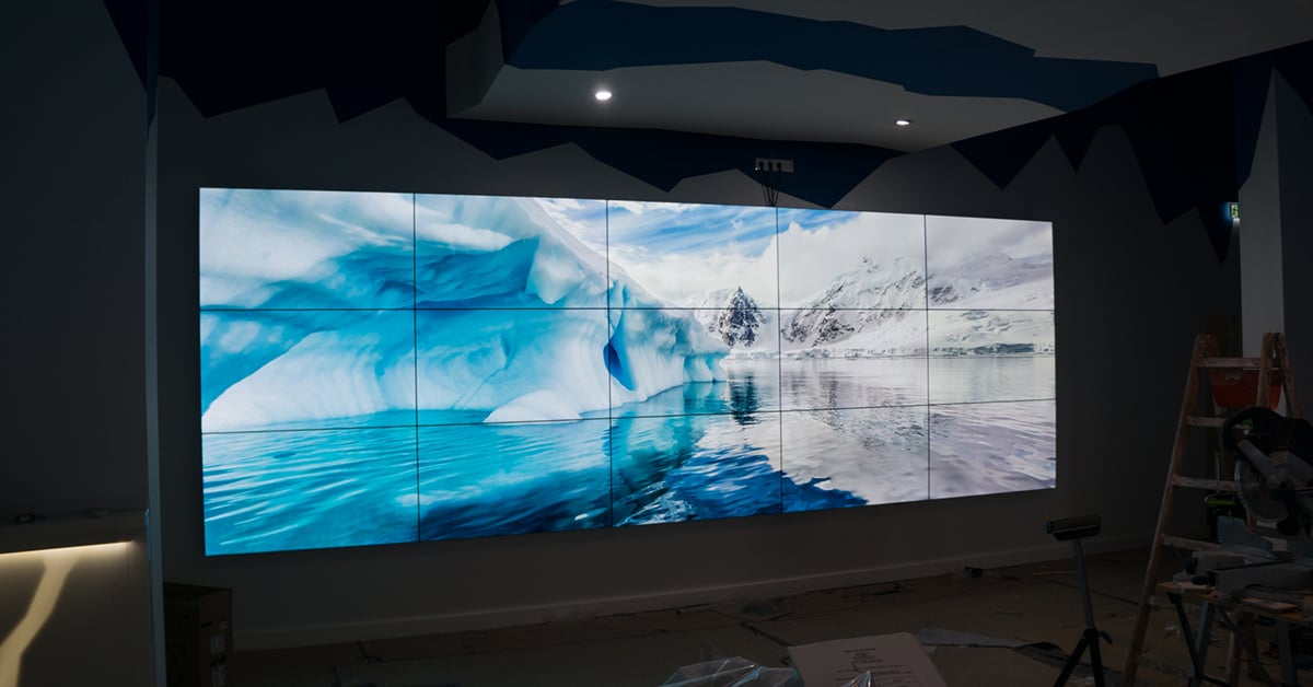 安吉约克冰吧的视频墙，显示北极冰川，给人以身临其境的感觉。