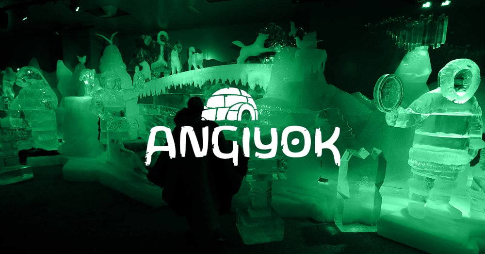 有绿色覆盖和标志的Angiyok酒吧