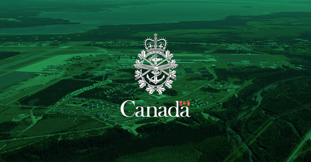 白色的加拿大武装部队标志，居中于绿色的基地重叠照片上。