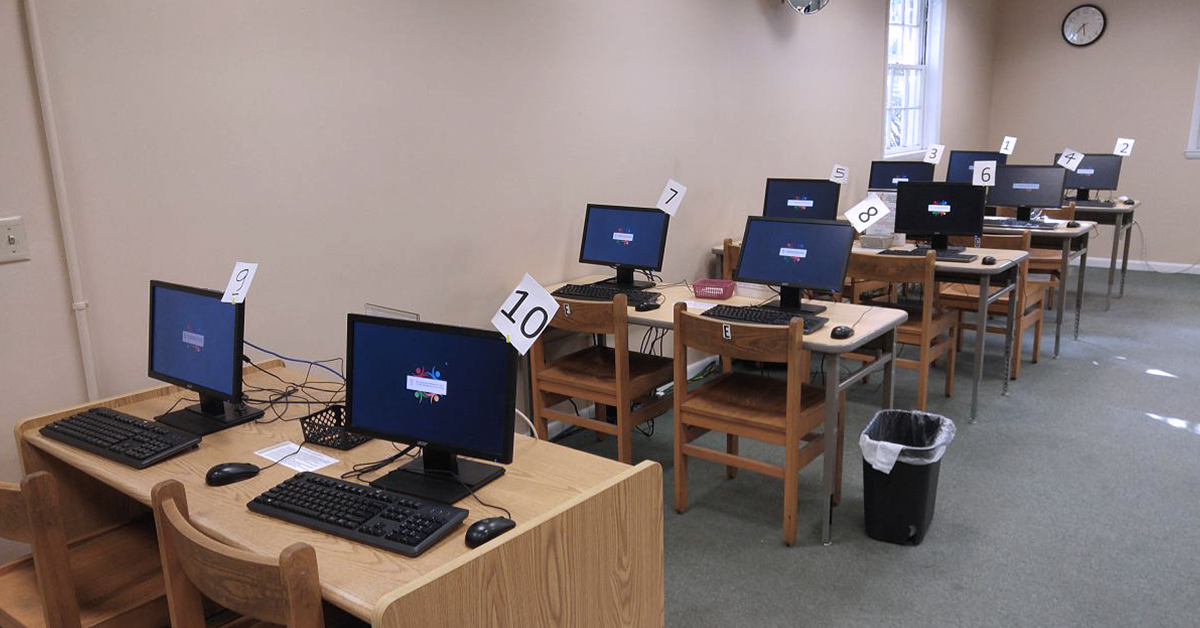 在门罗国家公共图书馆的计算机房里有8个工作站，由Userful Desktop管理。
