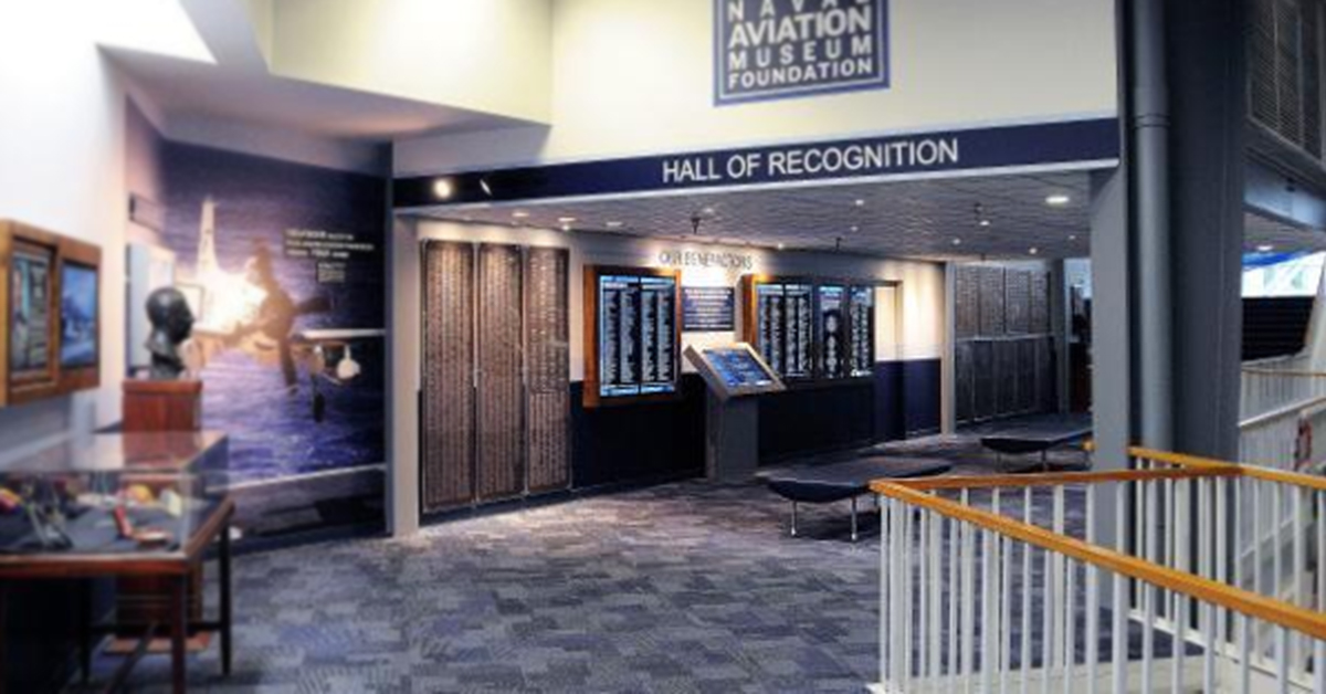 国家海军航空博物馆空旷的表彰大厅，有视频墙用于捐助人表彰展示