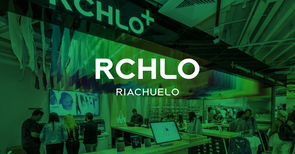 圣保罗Riachuelo旗舰店采用Userful驱动的视频墙，带有绿色覆盖层和标识