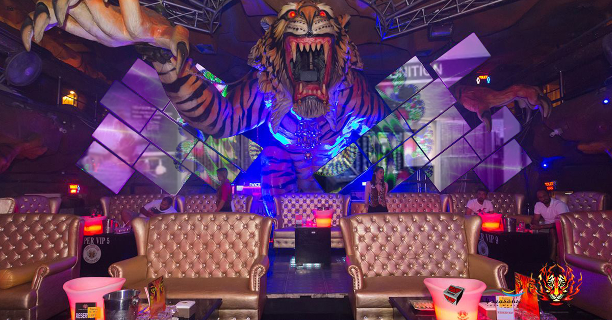 老虎夜总会休息室的艺术视频墙mosiac，墙的中间是一只大老虎，前面是座位区。