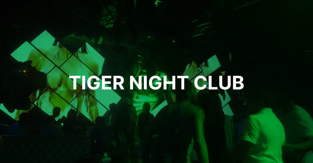 老虎夜总会的艺术视频墙，上面有绿色的覆盖物和白色文字的俱乐部名称