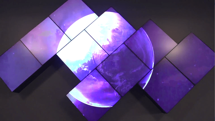 带有紫色月亮艺术的艺术视频墙