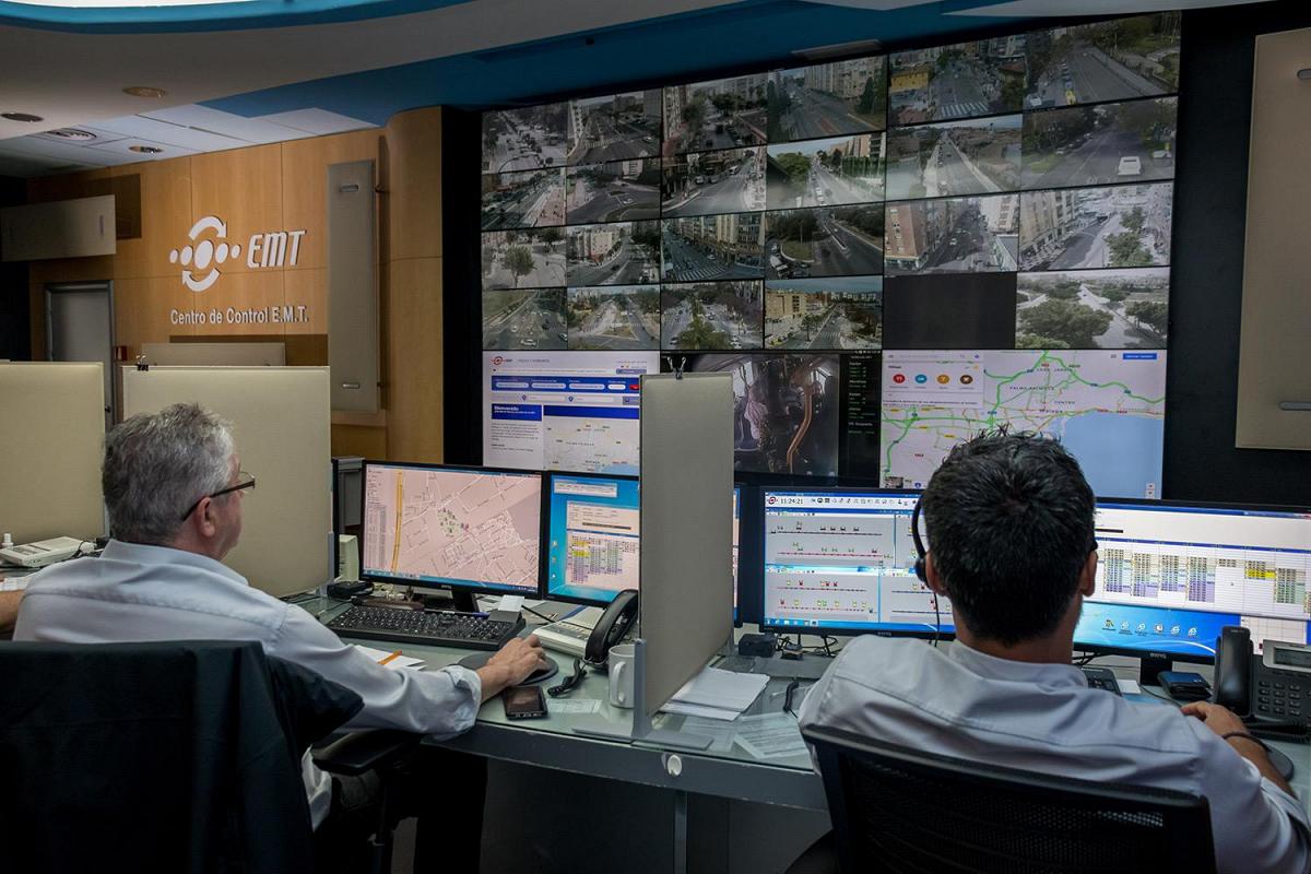 EMT控制中心的工作人员通过他们的工作站和显示交通路线、实时录像和数据的视频墙来监测交通状况。