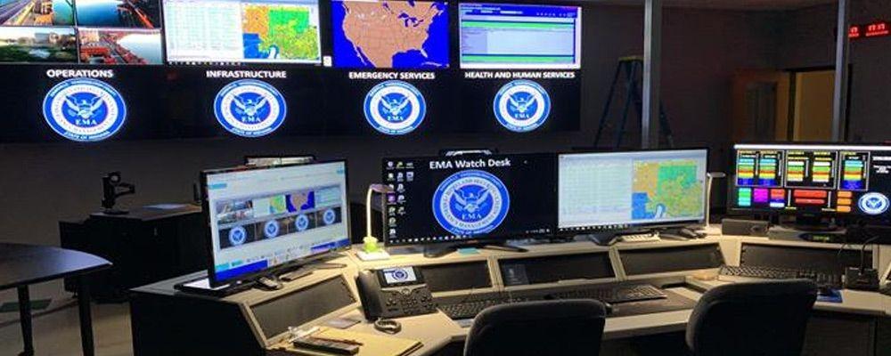 EMA的空控制中心有工作站和显示照片、数据和地图的视频墙