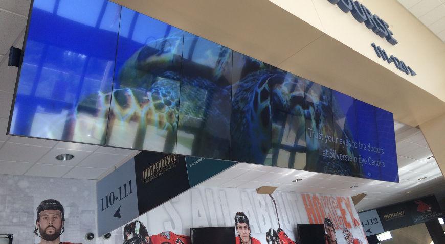 商场内悬挂的视频墙，显示着银泰眼科中心的广告