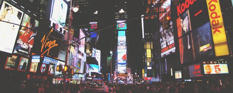 纽约市的时代广场在夜间布满了视频墙和数字标牌