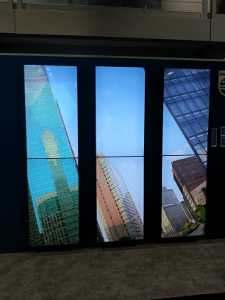 6面显示摩天大楼的视频墙