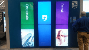 6个面板的视频墙显示飞利浦的广告