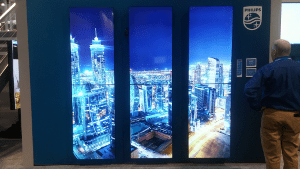 飞利浦的6个面板的视频墙显示了一个城市的夜景