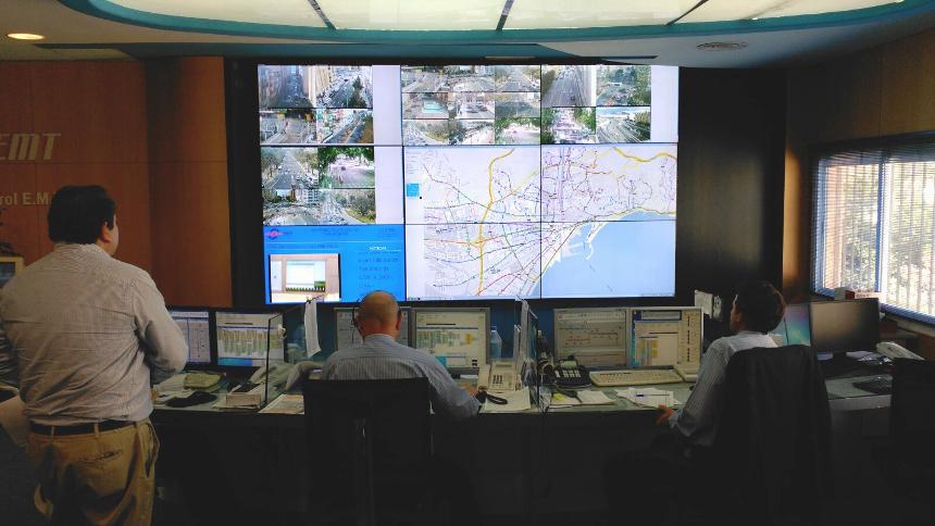 EMT控制中心的工作人员通过他们的工作站和显示交通路线、实时录像和数据的视频墙来监测交通状况。