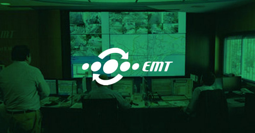 EMT员工通过他们的工作站和显示实时摄像机镜头、交通地图和带有绿色覆盖和标志的网站的视频墙来监测交通运行情况。