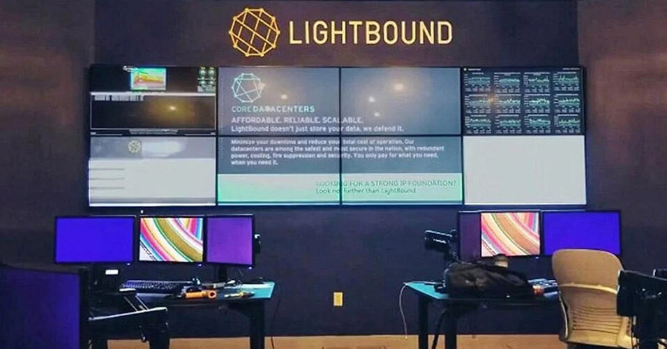 空的Lightbound控制室，有2个工作站和显示网站、数据和广告的视频墙