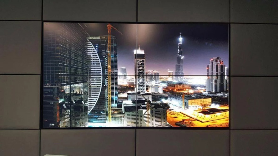 4个面板的视频墙，显示迪拜市中心夜间的照片